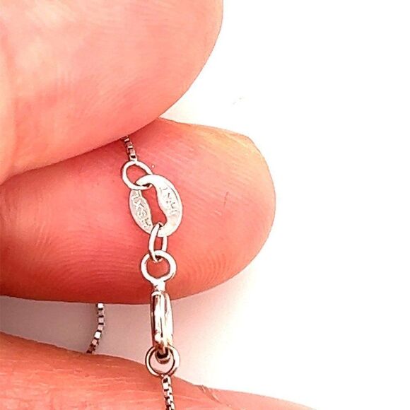 Elegant Gold Circle Pendant Necklace - Picture 7 of 14